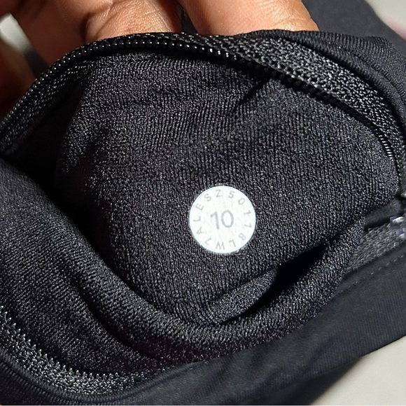 Lululemon Real Quick Short *Perforated
3.5"
Black-Size 10 - Picture 9 of 9